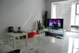 还在铺瓷砖？停工吧，现在流行自流平地面装修图片