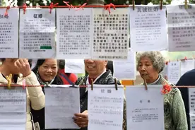 北京相亲角：北京户口是基本，月薪两万看不上，有车有房算三流人图片