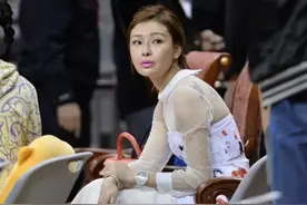 男篮老板娘有多牛？不光是长得漂亮还能干，曾给易建联开1亿顶薪图片