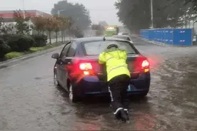 大雨突袭秦皇岛 交警冒雨守城图片