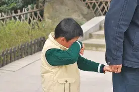 11岁男孩被亲妈扒光丢上公交车，围观群众报警，孩子的反应惹心疼图片