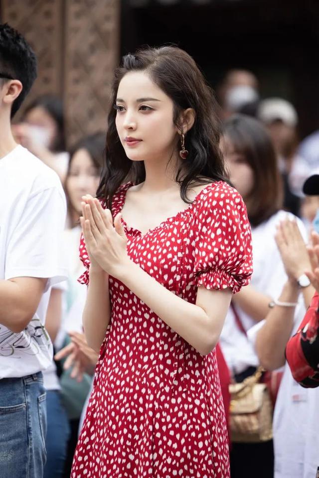 建议皮肤“暗黄”的女人，选这几种服装配色穿，不挑肤色还很靓丽