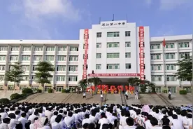 广东湛江2020高考，湛江一中创佳绩，一考生名列全省高分屏蔽行列图片