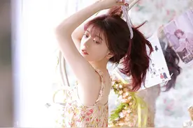 夏邑清爽居家美女吊带碎花连体衣搭配短裤时尚写真，俏皮可爱图片