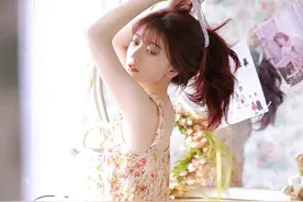 夏邑清爽居家美女吊带碎花连体衣搭配短裤时尚写真，俏皮可爱图片
