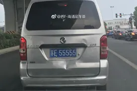 苏州街头实拍车牌五连号：苏E66666荣威，而苏E55555居然是微面图片