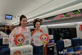 洛阳至西安“牡丹号”旅游高铁开通，游客：满车牡丹花，“最春天”的列车图片