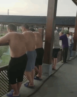 男孩能有多痴迷挖掘机？网友：你是在我家装了摄像头吗