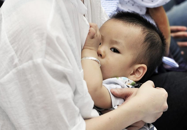 头大不是宝，假冒伪劣奶粉再害人，喂养孩子需细心