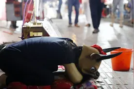 15岁女孩街头扮“牛”让人骑，用乞讨的钱给爸爸治病和全家人生活图片