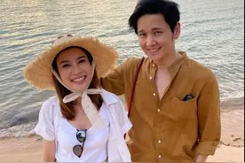 圣诞节频传喜讯！男星跪地求婚，女友感动落泪，直播画面超甜图片