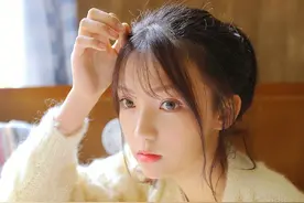 小姐姐吃棉花糖，还喝牛奶，这是什么神仙搭配图片
