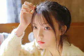 小姐姐吃棉花糖，还喝牛奶，这是什么神仙搭配图片