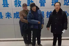 陕西20岁脑瘫少年家境困难，邻居照顾多年：他就是我的亲弟弟图片