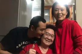 59岁吴琼为婆婆庆生，小15岁老公罕见出镜，夫妻俩同框似隔代图片