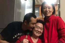 59岁吴琼为婆婆庆生，小15岁老公罕见出镜，夫妻俩同框似隔代图片