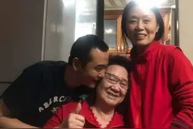 59岁吴琼为婆婆庆生，小15岁老公罕见出镜，夫妻俩同框似隔代图片