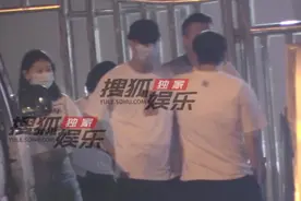 小沈阳携妻女外出聚餐，疑喝多站不稳被人扶，紧牵15岁女儿手不放图片