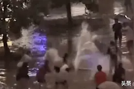 视频 | 真有“缘粪”！高校暴雨积水学生过起泼水节，晚上被告知水里有粪便…图片