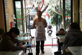 男子突然四季不再穿衣服，冬天别人穿羽绒服他却光着膀子，啥情况图片