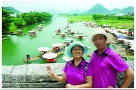 七旬夫妇退休后自驾游玩十余年，穿情侣装拍照，他们的爱情仍保鲜图片