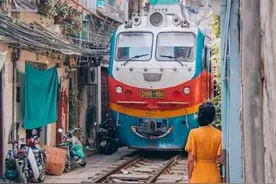 旅行：越南河内老城区一条贯穿居民区的网红街道——火车街图片