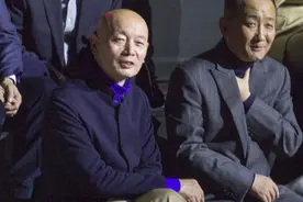 63岁葛优真老了？满额抬头纹眼睛似睁不开，锃亮光头却白得反光图片