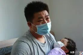 小伙因女儿治疗费跟父亲起争执，称孩子没了自己住进坟里守护女儿图片
