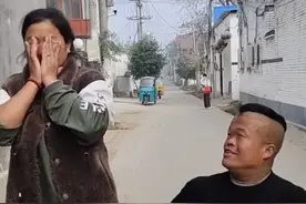 大衣哥媳妇被张二保追赶，害羞捂脸往家跑，大衣嫂生气了图片