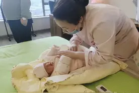 转行做月嫂、养老护理员…当白衣天使跨界家政服务，会碰撞出这些火花图片