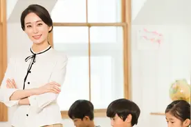 教师一周20节课，每节40元，月工资不应超过3200元！老师：请善良图片