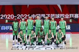 辽篮助教回家享受生活，娇妻批他就知道玩游戏，自嘲挨骂都舒服图片