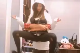 张天爱被哥哥抱着扮蜘蛛侠，谁看到他“手抱”地方？果然是亲哥图片