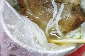 没有对比就没有伤害！网友：钦州的粉是真的贵，很多10块钱起步图片
