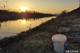 残疾老汉，年轻时没娶上媳妇，钓鱼40年养活自己，钓法让人想笑图片