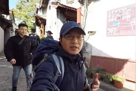 丽江旅行第一天，穿过丽江古城的巷子，在古城附近的客栈住下了视频封面