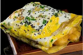 大娘人老心不老，卖煎饼果子一年赚71万，就因她用一招“抱大腿”图片