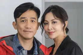 刘嘉玲晒旗袍照，一身帝王绿翡翠价值上亿，却遭调侃撞脸蔡明？图片