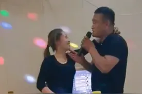 女子参加同学聚会，喝到尽兴与男同学共唱情歌，缠着对方又亲又抱图片