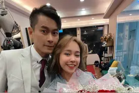又一对明星情侣官宣结婚！男方捧99朵玫瑰深情求婚，两人相差20岁图片