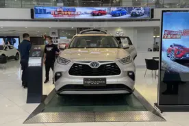 全新一代丰田汉兰达实车到店！和旧款一对比，仿佛年轻了十岁图片