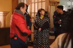 导演亲自上阵示范，比演员还“风骚”！导演，要不你也出道吧图片