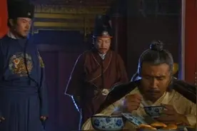 朱元璋深夜批奏折，宫女送来一碗粥，朱元璋：粥留下，人斩了图片