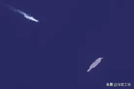 卫星发现，波斯湾骇人一幕，导弹艇加速冲向航母：突击队锁降航母图片
