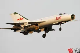 歼8D战斗机传奇：多挂副油箱还是腿短，必须空中加油？图片