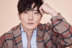 41岁“老男孩”郭京飞：为何结婚15年0绯闻？看老婆是谁就明白了图片