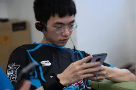 英雄联盟：LPL夏季赛人员更换，LGD再次涅槃，剑仙官宜宣布退役图片