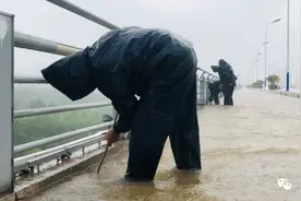 暴雨中，巩义街头这一幕幕...图片