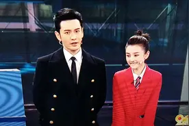 春晚小品《机场姐妹花》中，黄晓明一句“至少我比他个高”咋理解图片