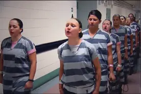 美国最奇葩的监狱：每次押解犯人车上都要拉一个厕所，太优秀了图片